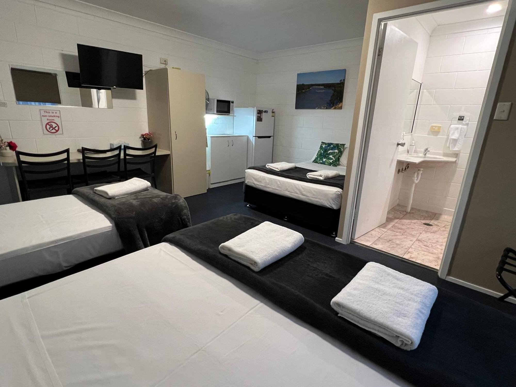 Spanish Lace Motor Inn タウンズビル エクステリア 写真